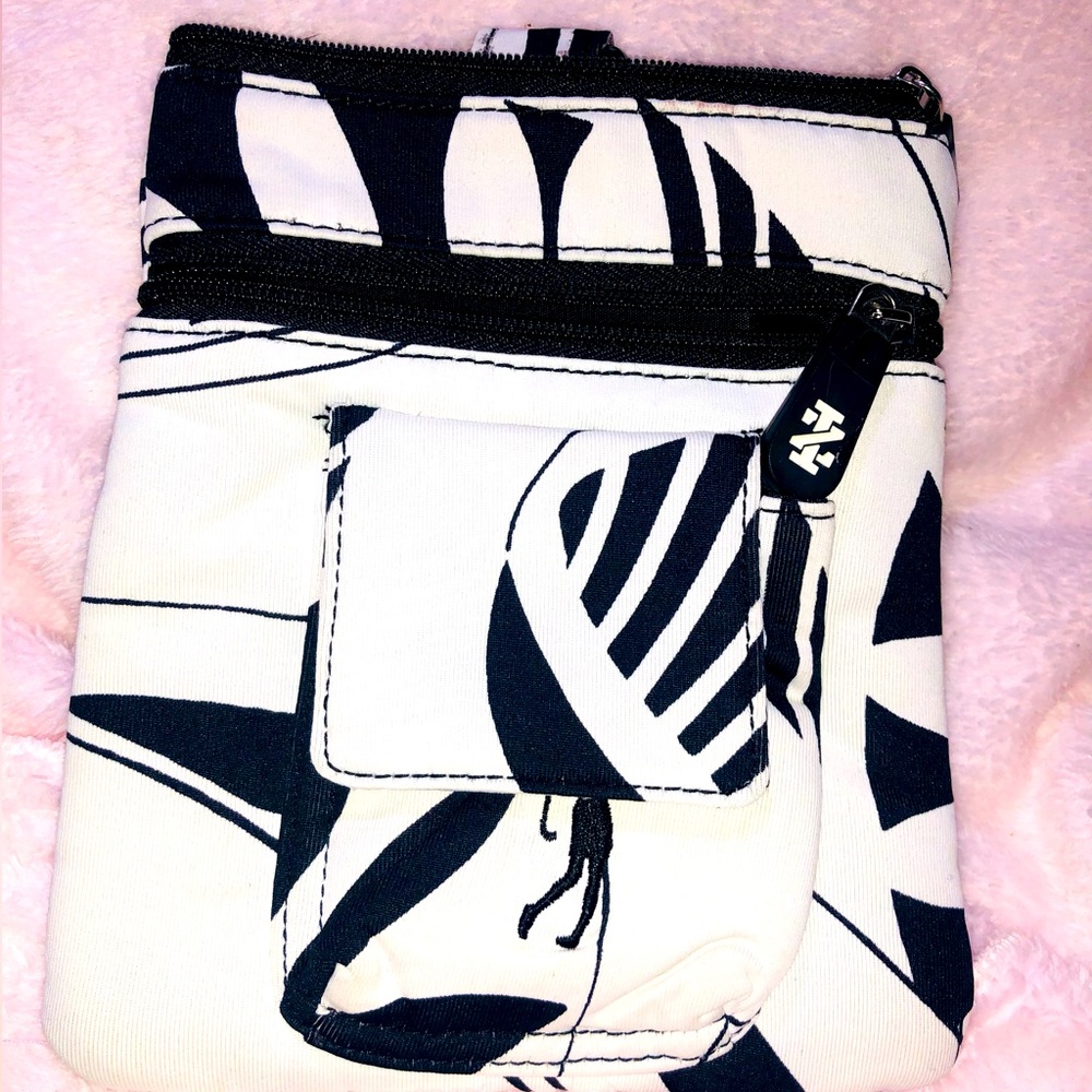 IZOD Wristlet Purse BNWOT - Picture 13 of 14